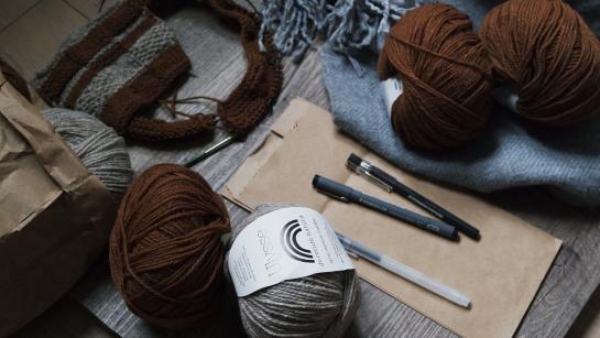 Bollen wol die de bezige bijtjes gebruiken bij het breien