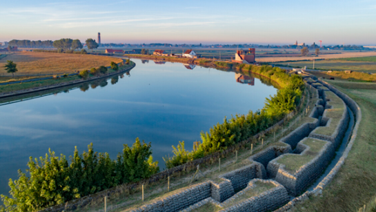 Dodengang met in de verte IJzertoren en stad Diksmuide, de drie ondersteuners van het project Memorabel IJzerfront